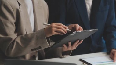 İşletme ekibini kapatıyorum. Yeni fikirler ve planlar tartışılıyor.