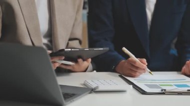 Birlikte modern ofisinde çalışan iş takım