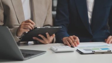 İş ekibi masaüstünde mali verileri tartışıyor