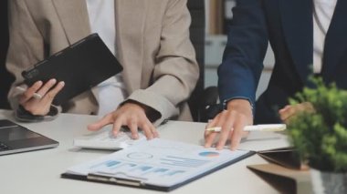 İşletme ekibi yeni modern dizüstü bilgisayar üzerinde çalışıyor.