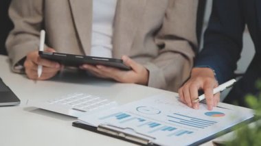 İş ekibi modern ofiste yeni iş projesini tartışıyor