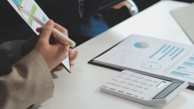 İşadamı ile finansal veriler