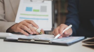 İş ekibinin toplantısını kapat ve beyin fırtınası yap.