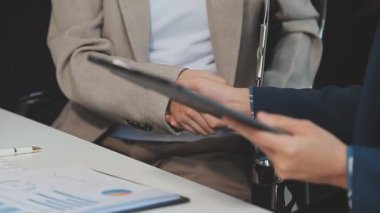 İş adamlarının el sıkışma görüntülerini kapat.