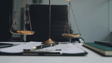 İş konsepti. Belgeler ve kalemle birlikte ofis masası