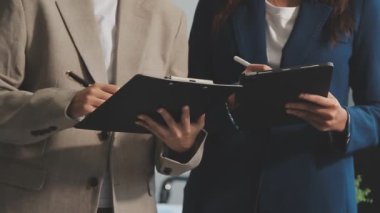 İş adamları ve kadınlar birlikte çalışıyor ve bir belgeyi tartışıyorlar. konsept iş ortaklığı.