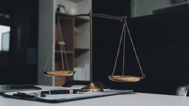 Masadaki adalet terazisi. Hukuk kavramı.