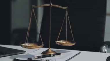 ölçekler, adalet ve tokmak