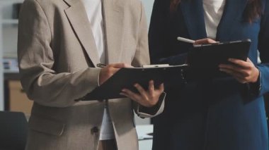 Ofiste çalışan genç işadamları, tablet ve tablet kullanıyorlar,