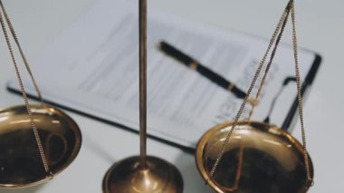 Beyaz arkaplanda altın sikkeler