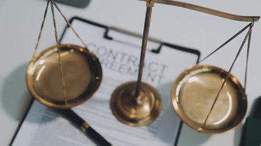 Beyaz ve siyah pulların ve altın yüzüklerin yakın plan çekimi.