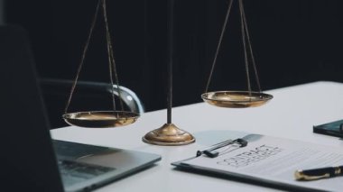 Ofiste dizüstü bilgisayarla adalet terazisi..