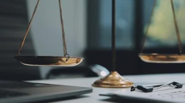 İş ve finans kavramı. Ofisteki masada çalışan bir avukat.