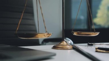 Adalet terazisi ve tokmak ofiste.