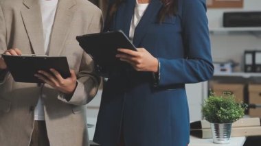 İki iş arkadaşı ofiste yeni projeyi tartışıyor