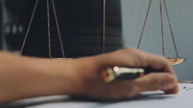 Avukat pullar ve tokmakla çalışıyor.