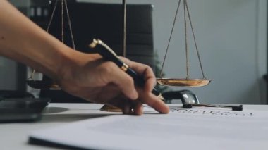 Adalet kavramı. Tokmak avukatla ya da hukuk firmasıyla aynı masada.