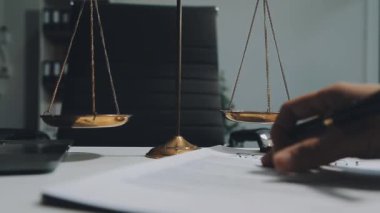 Adalet kavramı. Masada pulları olan tokmak..