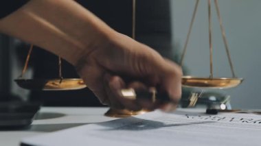 Yargıç Tokmak ve adalet terazisi masada avukatın yanında. Hukuk firması kavramı