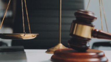 Hukuk ve adalet kavramı. Masada tahta tokmak ile adalet teması