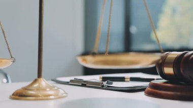 Adalet tokmakla tartılır ve hakimin adalet tokmağı