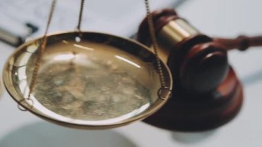 Bir bardak adalet, tokmak ve ahşap masa üzerindeki pullarla hukuk kavramı. hukuk ve mahkeme salonu