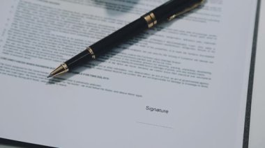 Kalem ve sözleşme. Hukuk ve hukuk kavramı.