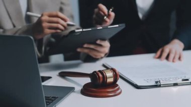 Ofiste çalışan işadamı, avukat, avukat, avukat, yasal belge, avukat, avukat, hukuki danışmanlık konsepti, avukat, hukuk ve hukuki danışmanlık