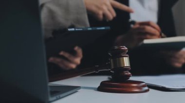 Mahkeme salonunda dizüstü bilgisayarda çalışan bir yargıç..