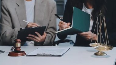 Avukat ve Yargıç Tokmak ofiste evraklarla çalışıyor..