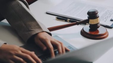 Avukat ya da avukat ya da avukat ya da yargıç ya da hukuk avukatı ofiste tokmak ve hukuk belgesiyle çalışıyor. Hukuki danışmanlık hizmetleri, avukat hukuku