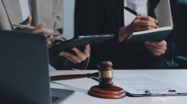 Masada çalışan avukat..