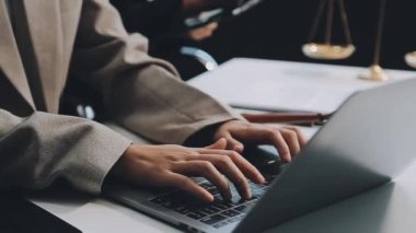 Ofiste çalışan iş adamları