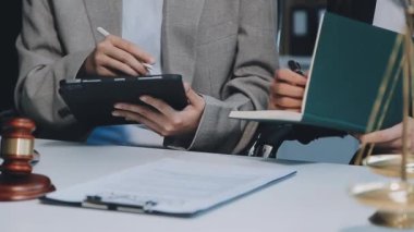 Tabletli takım elbiseli bir işadamı.