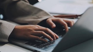 Modern ofiste çalışan işadamları