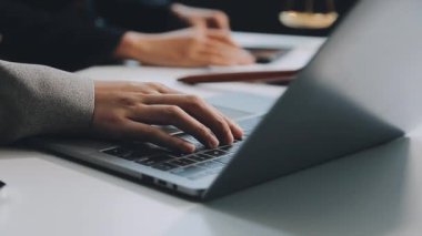 Bilgisayar klavyesinde daktilo eden işadamlarının yakın çekimi. İş adamları ofiste çalışıyor, modern iş teknolojisi..