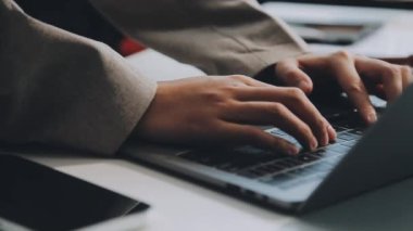 Dizüstü bilgisayar kullanan iş adamının resmini kapat