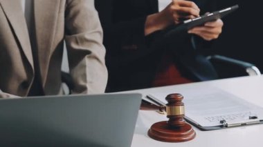 Bir belge tartışırken iş adamları