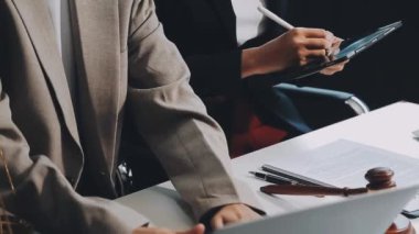 Çalışma masasında çalışan işadamı, iş konsepti