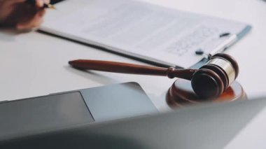 Arka planda dizüstü bilgisayarı olan Yargıç Gavin.