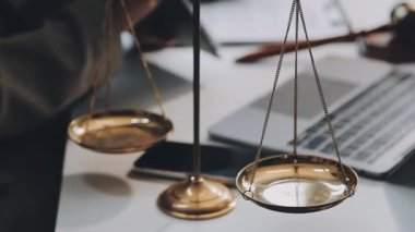 Yargıç Tokmak 'la hukuk kavramı, yasal belge, hukuki ölçek.