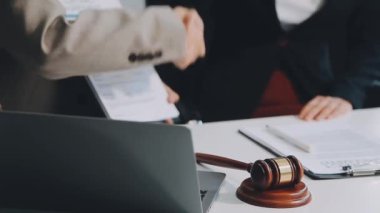 İş adamları konferans odasında toplanıyor.