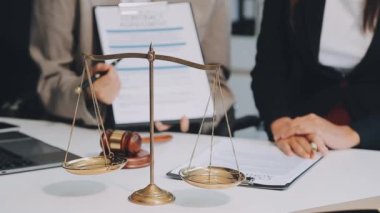 İş Adamları Sözleşmeyi Tartışıyor