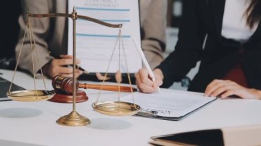 İş kadını avukat ofiste evraklarla çalışıyor. Avukat, yasal bir belgeyle çalışıyor. Yasal tavsiye, hukuki tavsiye. Yasal adalet, hukuk ve