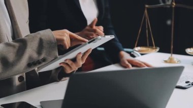Ofiste dizüstü bilgisayarla çalışan bir avukat..