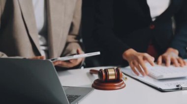 Belgeler ve dizüstü bilgisayarlarla birlikte çalışan iş ekibi