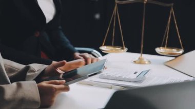 Ofisinde cep telefonu olan bir işadamı