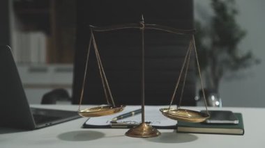 Hukuk ve adalet kavramı. Tokmak ve kitaplar.