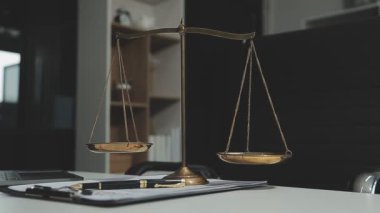 Yargıç terazisinde tokmak var.