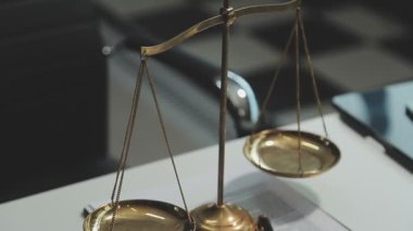 Adalet terazisi ve tokmak bir masada.